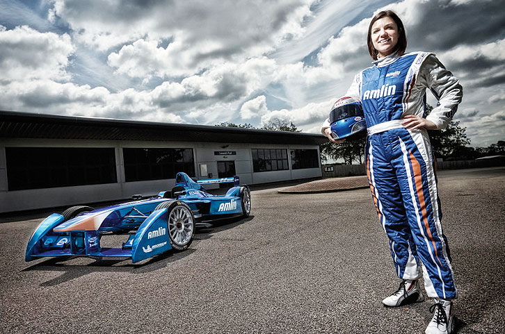Katherine Legge neben dem Spark - Renault SRT-01E des Amlin Aguri Teams