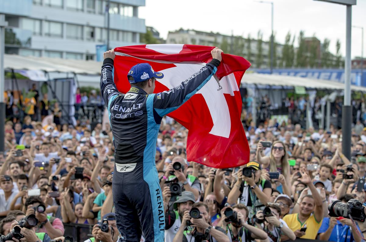 Buemi-waving-Swiss-Flag