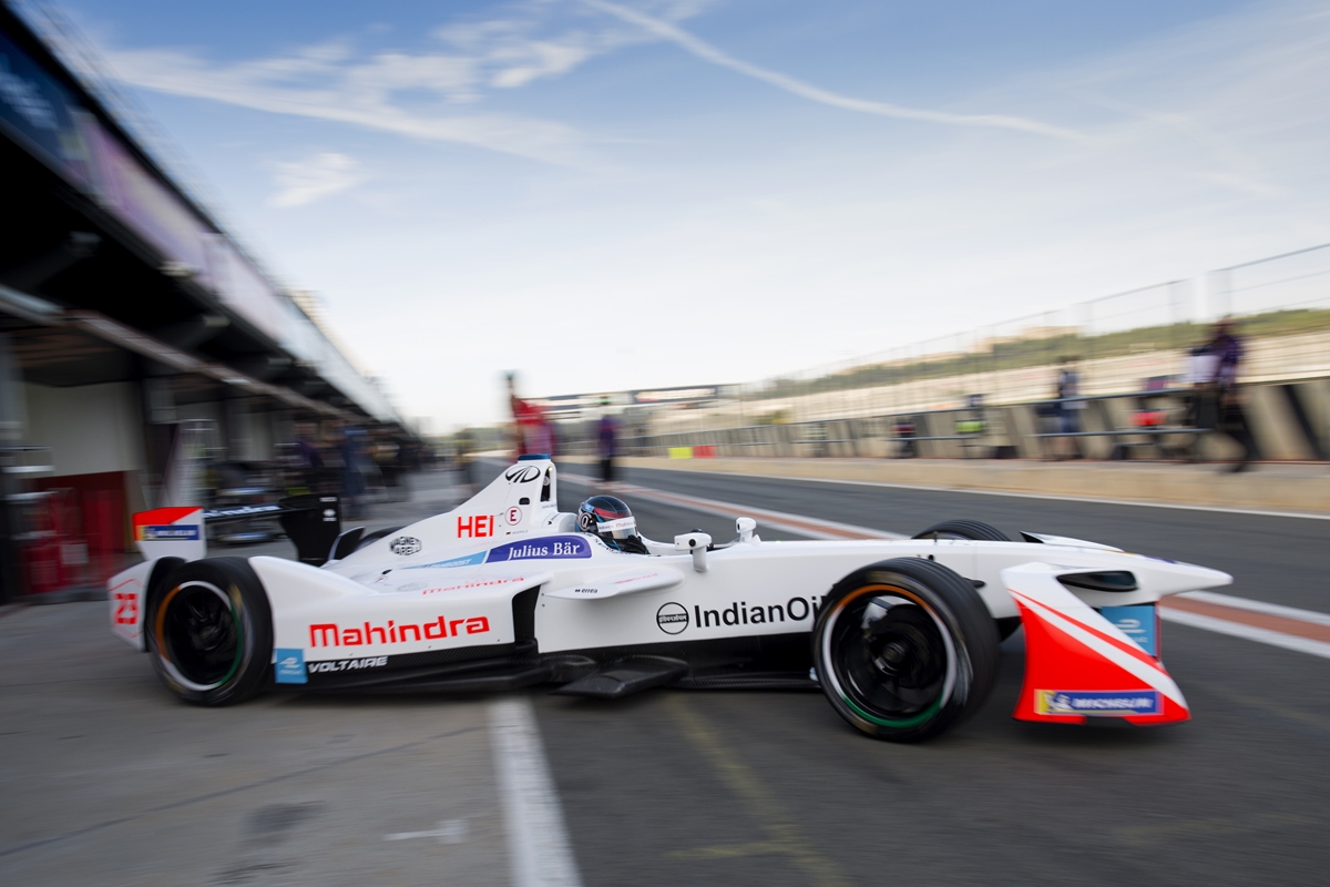 Nick-Heidfeld-Mahindra-Garage-Valencia