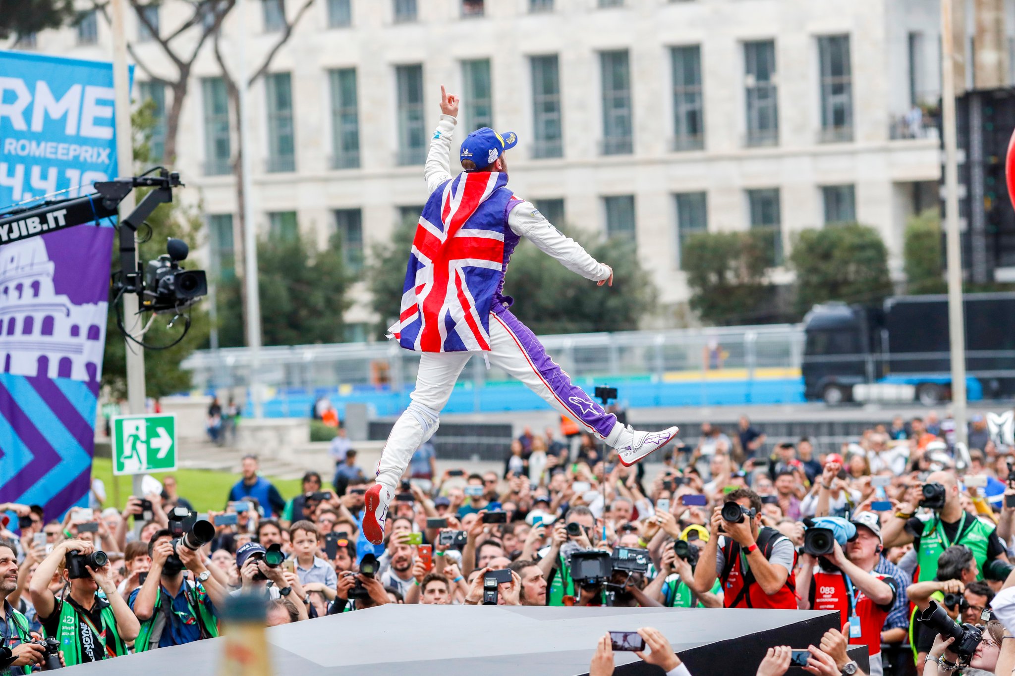Sam-Bird-jumps-on-Podium-Rome-Britisch-Flag