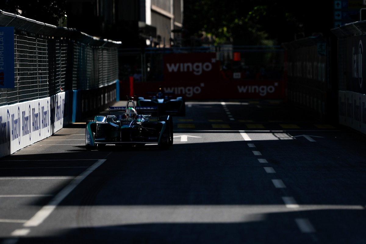 zurich-race-scene-dark