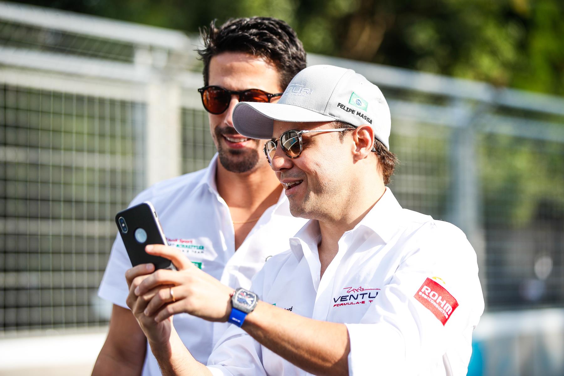 Bird-di-Grassi-Vergne-look-at-Smartphone