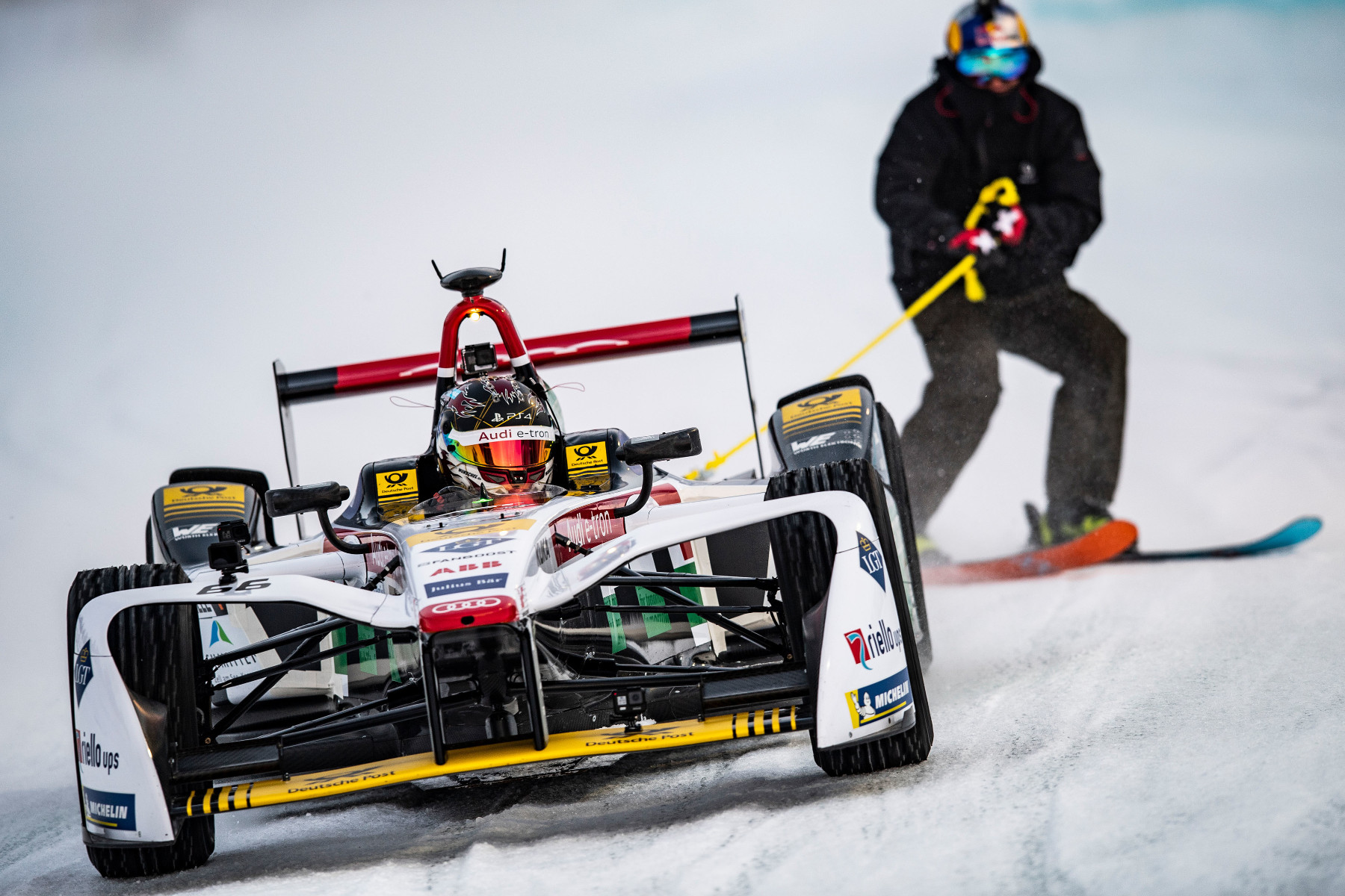 Daniel-Abt-Audi-Formel-E-zieht-Skifahrer-auf-Eis