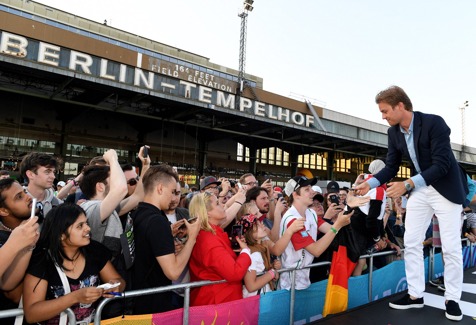 Nico-Rosberg-Zuschauer-Autogramme-Berlin-Formel-E