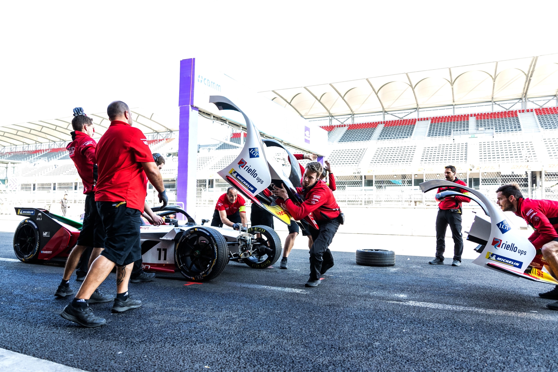 Audi-Lucas-di-Grassi-Change-of-front-wing-Mexico-City-2019