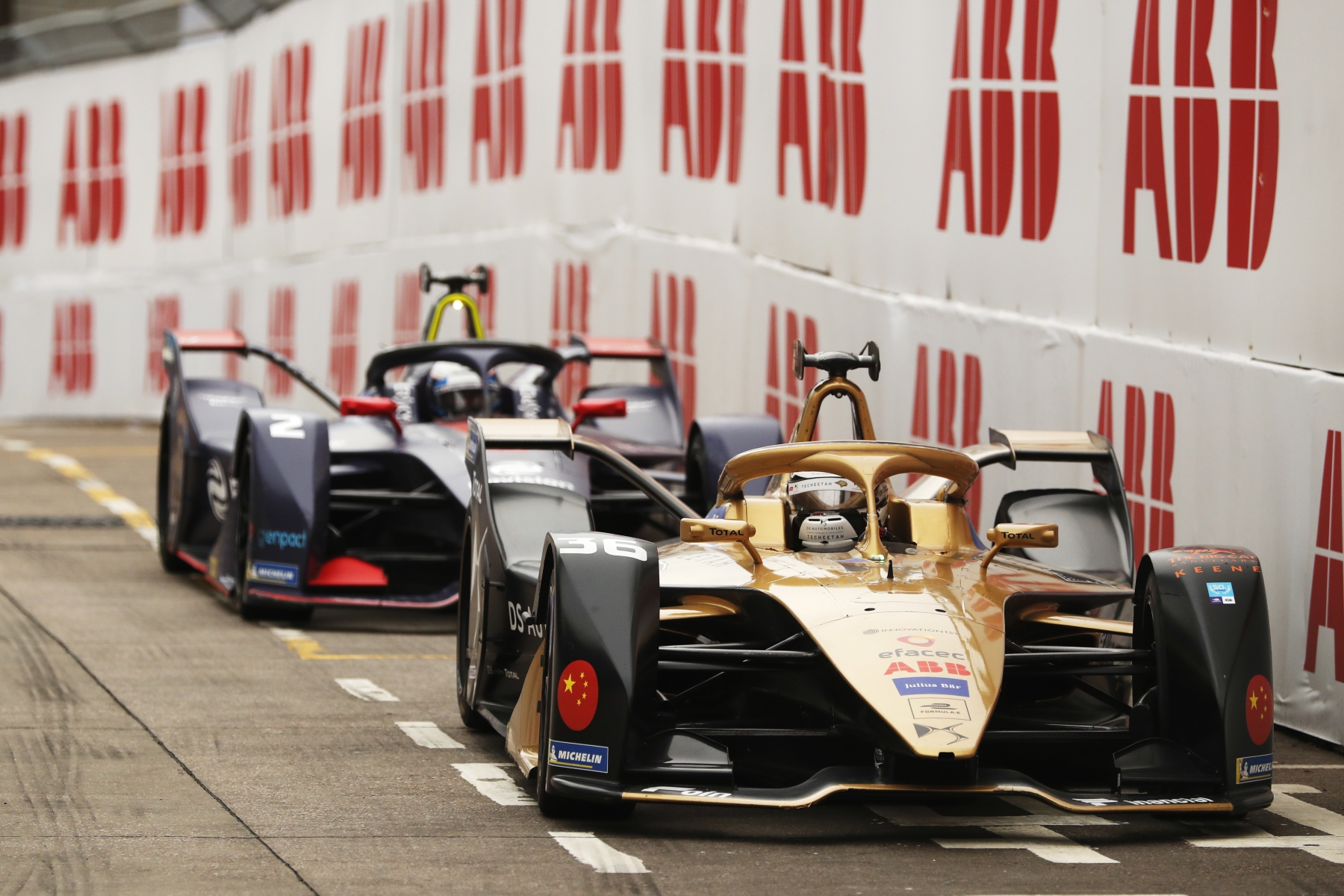 Andre-Lotterer-leads-in-front-of-Sam-Bird-Hong-Kong-E-Prix