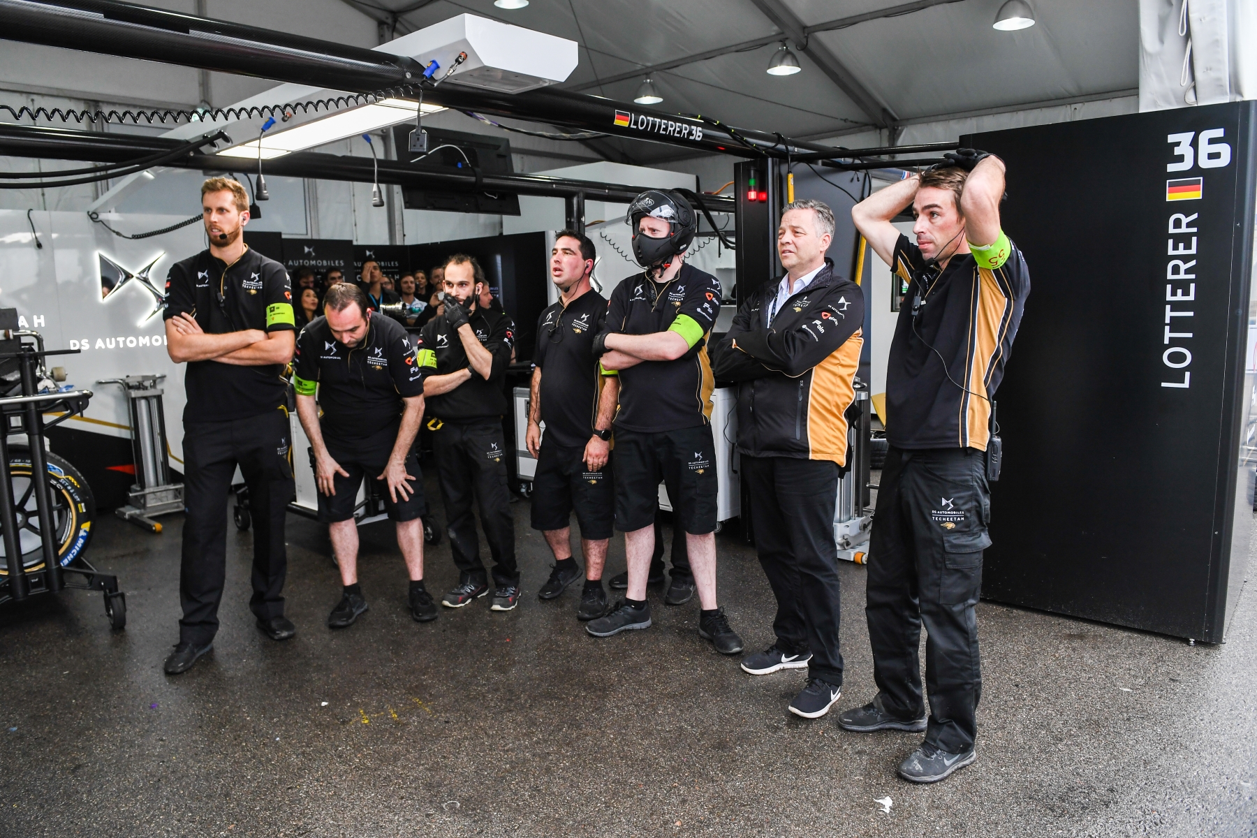 Shocked Pitcrew of Lotterer after crash with Bird in Hong Kong