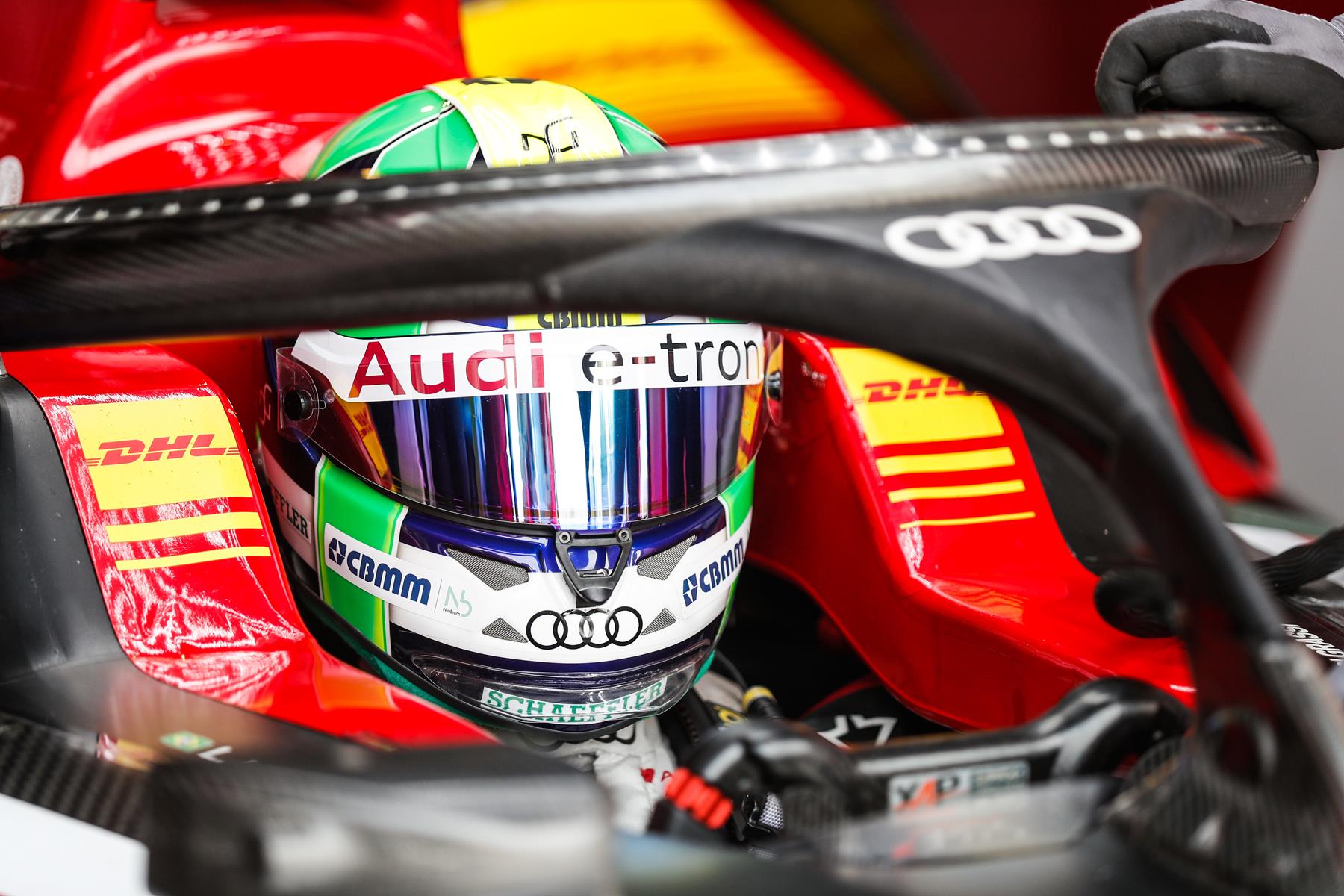 Lucas-di-Grassi-Audi-Cockpit-behind-Halo