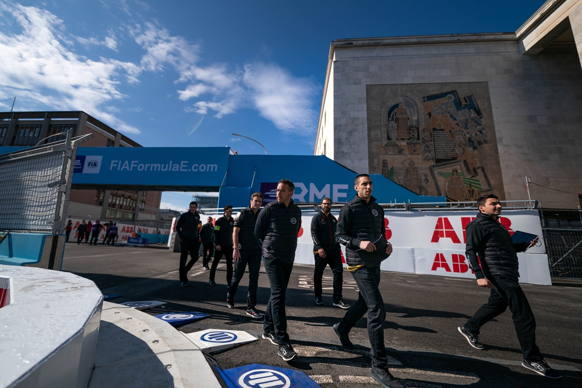 Trackwalk-Nissan