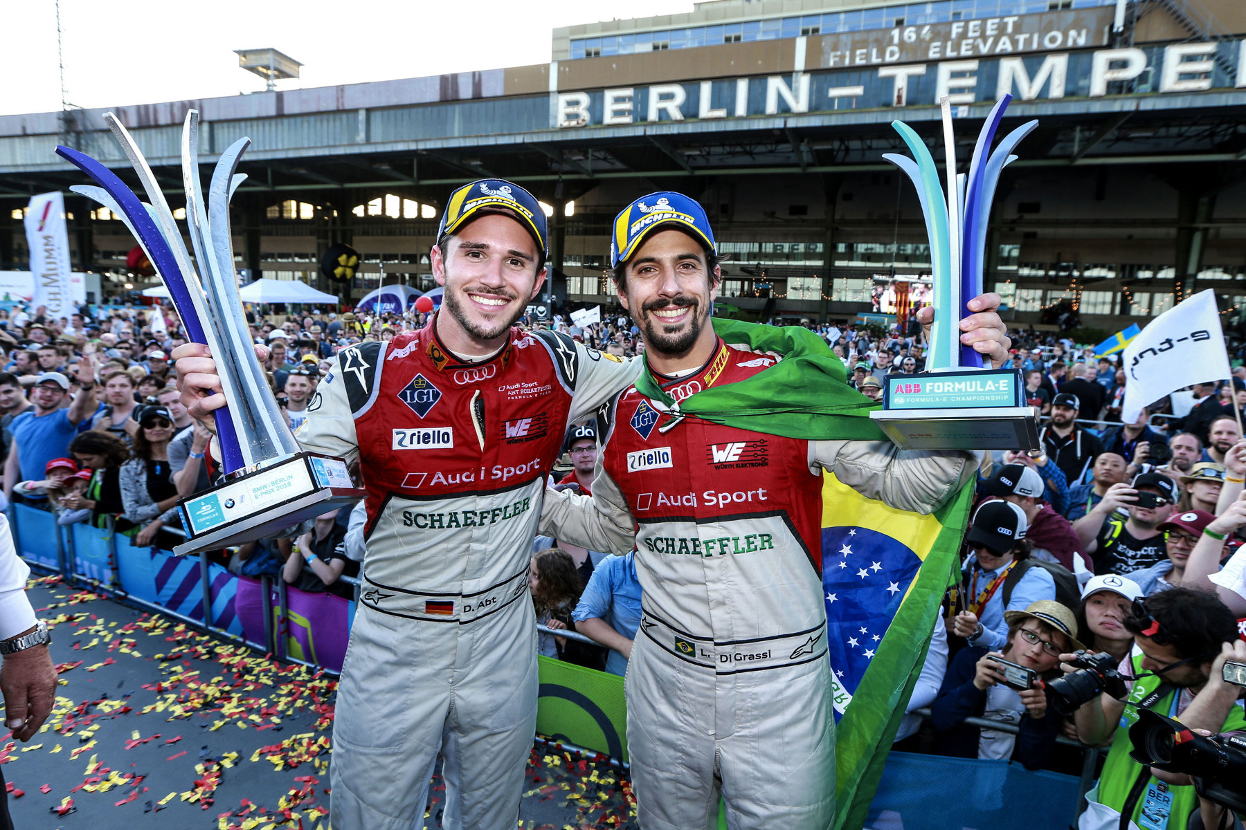Audi-Fahrer-Abt-di-Grassi-auf-Podium-in-Berlin