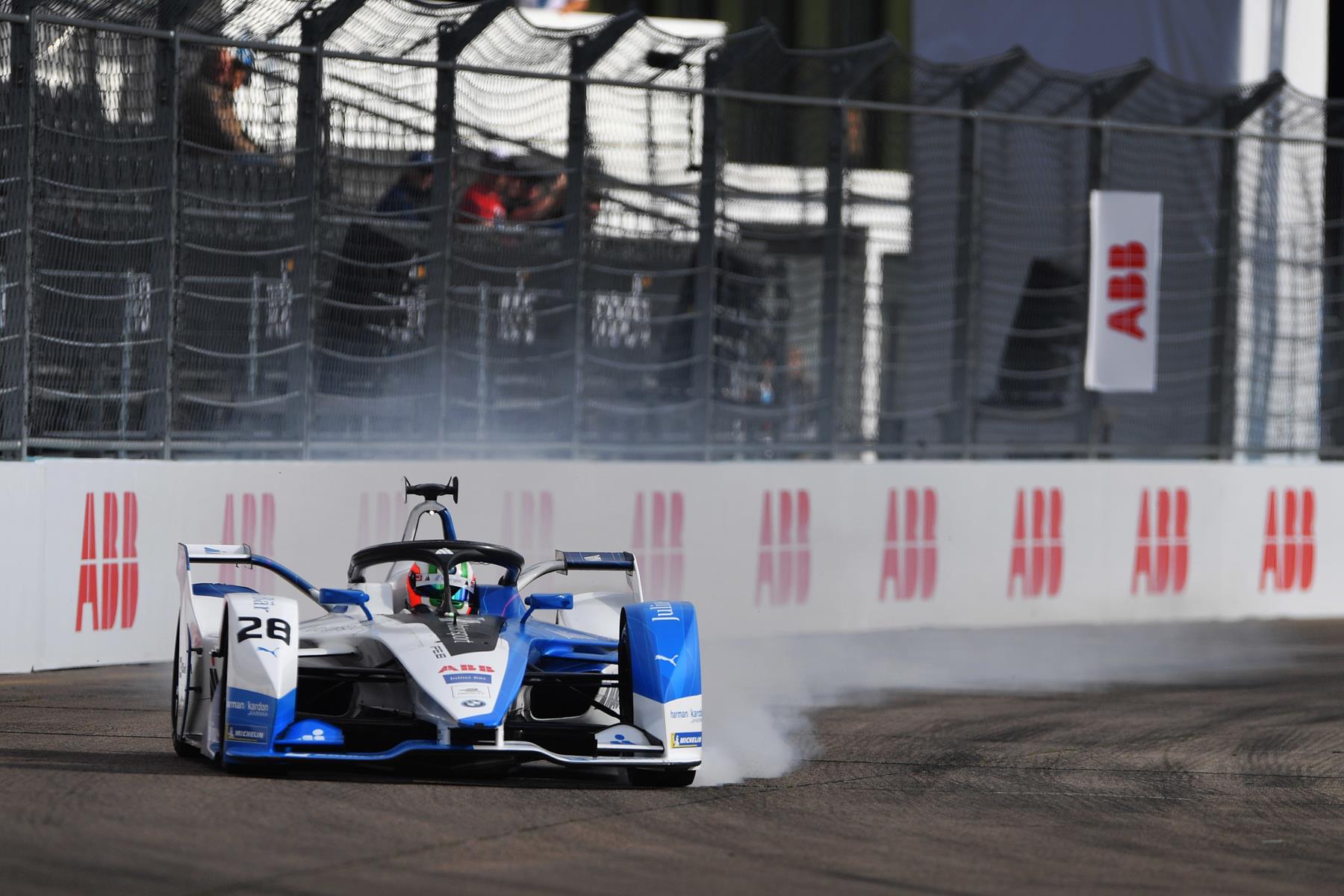 BMW-Felix-da-Costa-under-braking-in-Berlin