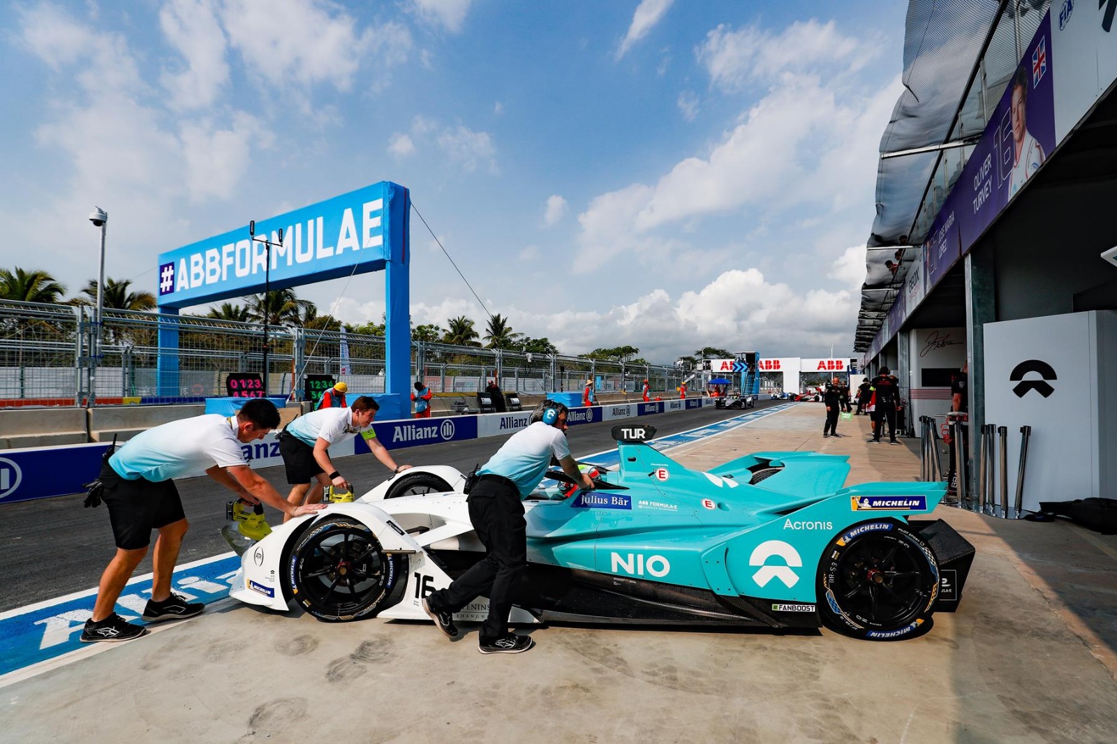 oliver-turvey-nio-pitlane