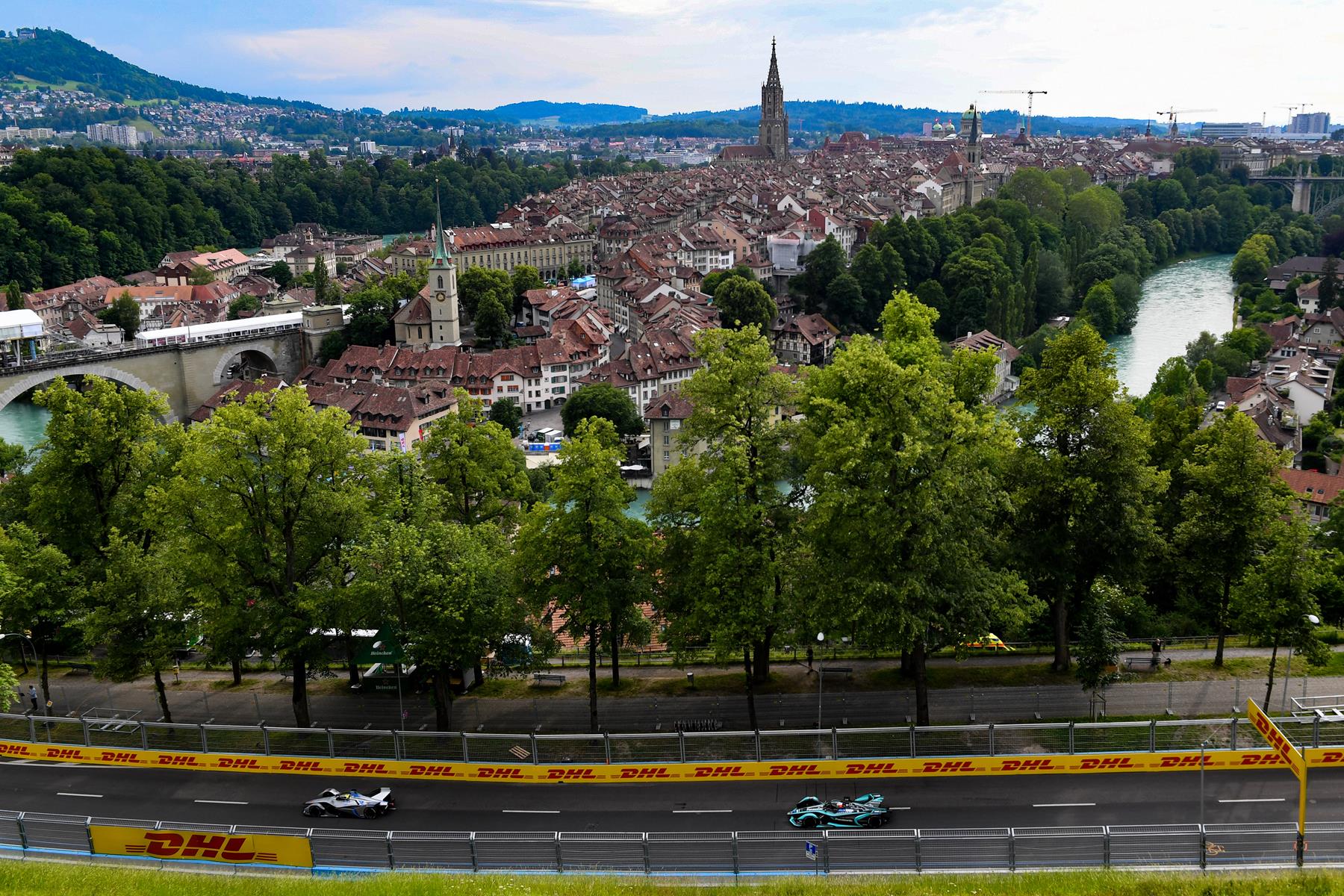Formel-E-Autos-mit-Blick-auf-Bern