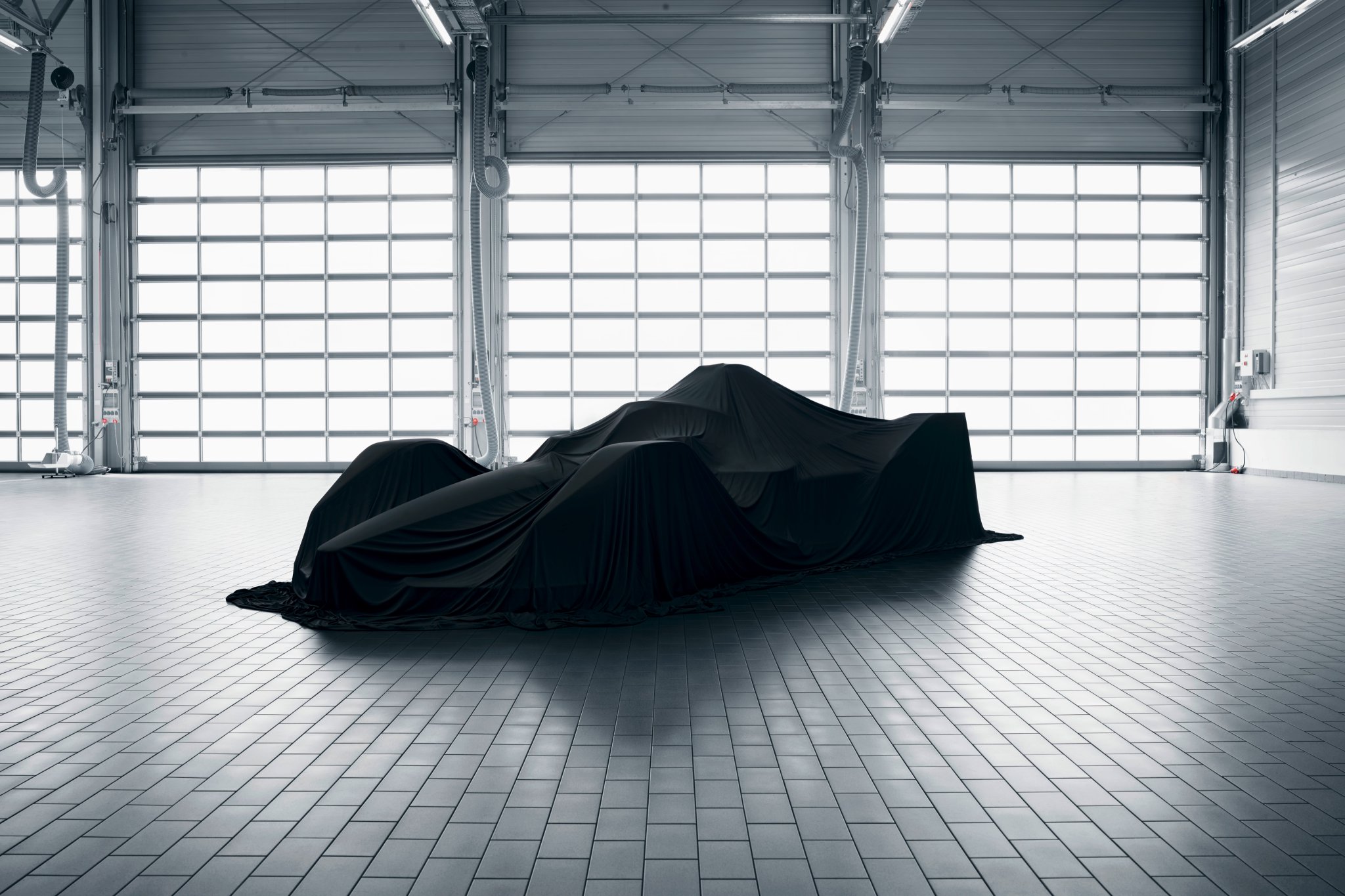 Porsche-Formel-E-Auto-unter-Tuch-Enthüllung