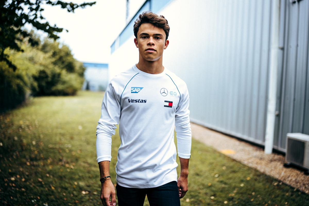 Nyck-de-Vries-Behind-the-Scenes-Shoot-Mercedes