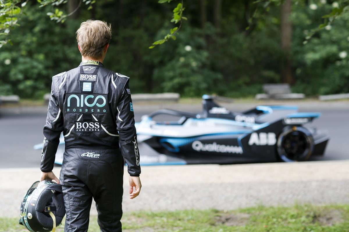 Nico-Rosberg-geht-auf-Formel-E-Auto-zu