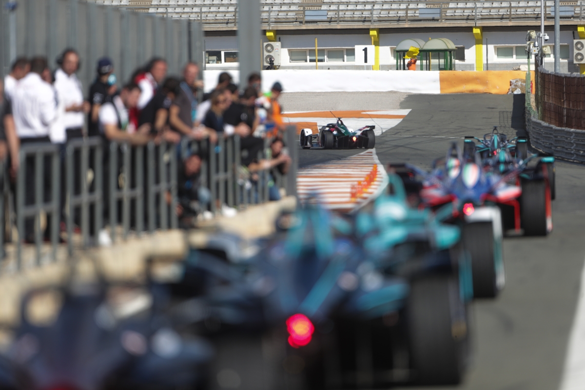 Audi-Pitlane-Queue-Valencia