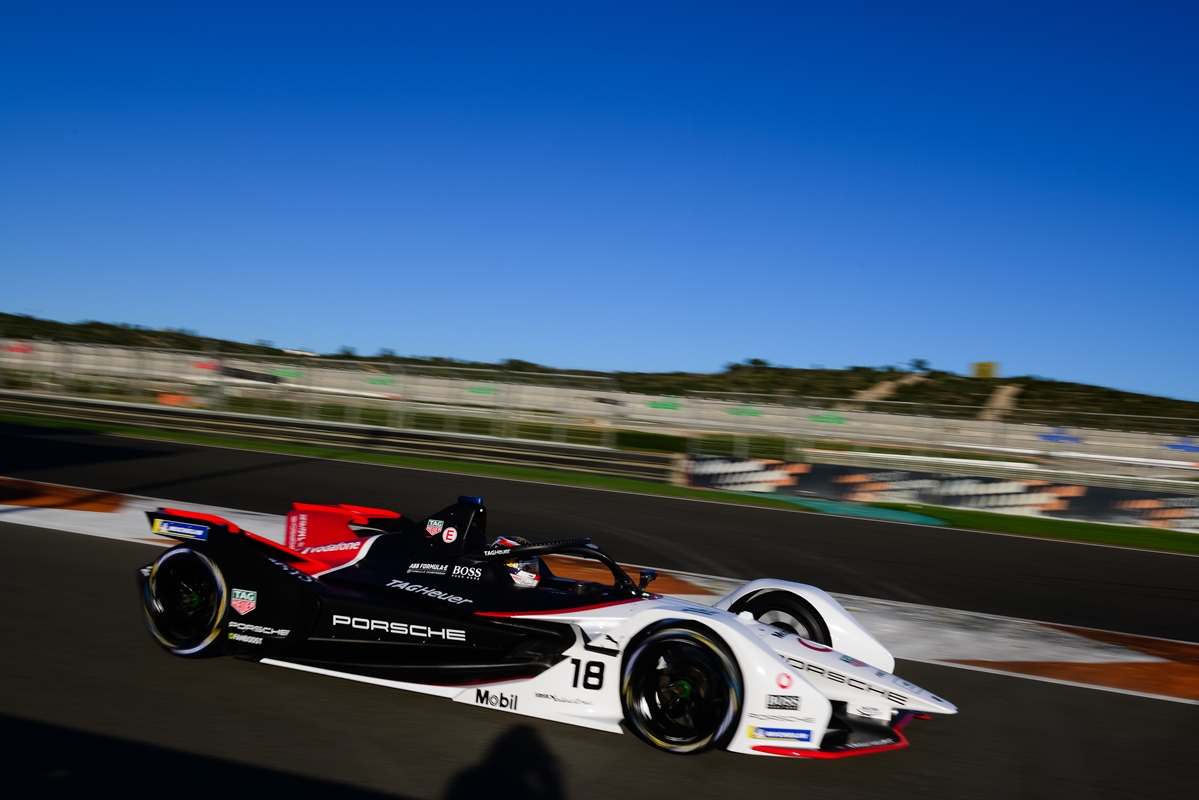 Porsche-Formula-E-Valencia-Pre-Season-Test-Pitlane-Neel-Jani