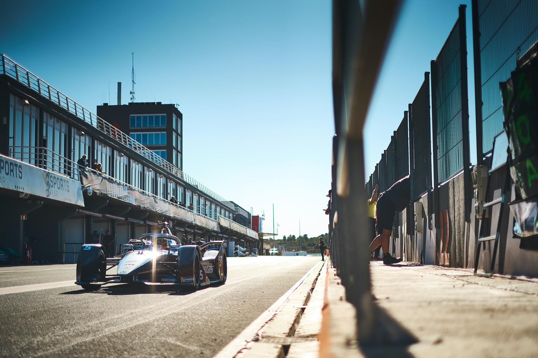 Mercedes-Valencia-Testing-Formula-E-Pitlane