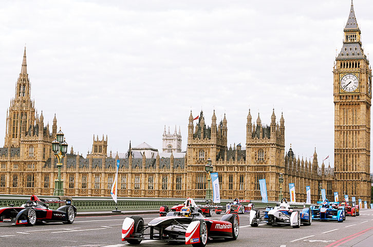 Formel E Spark-Renault SRT_01E auf Westminster Bridge