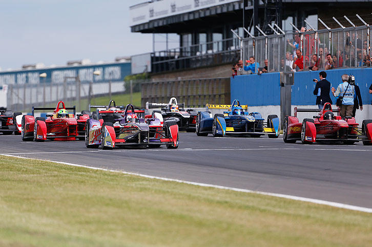 Die Teams bei Test eines stehenden Starts
